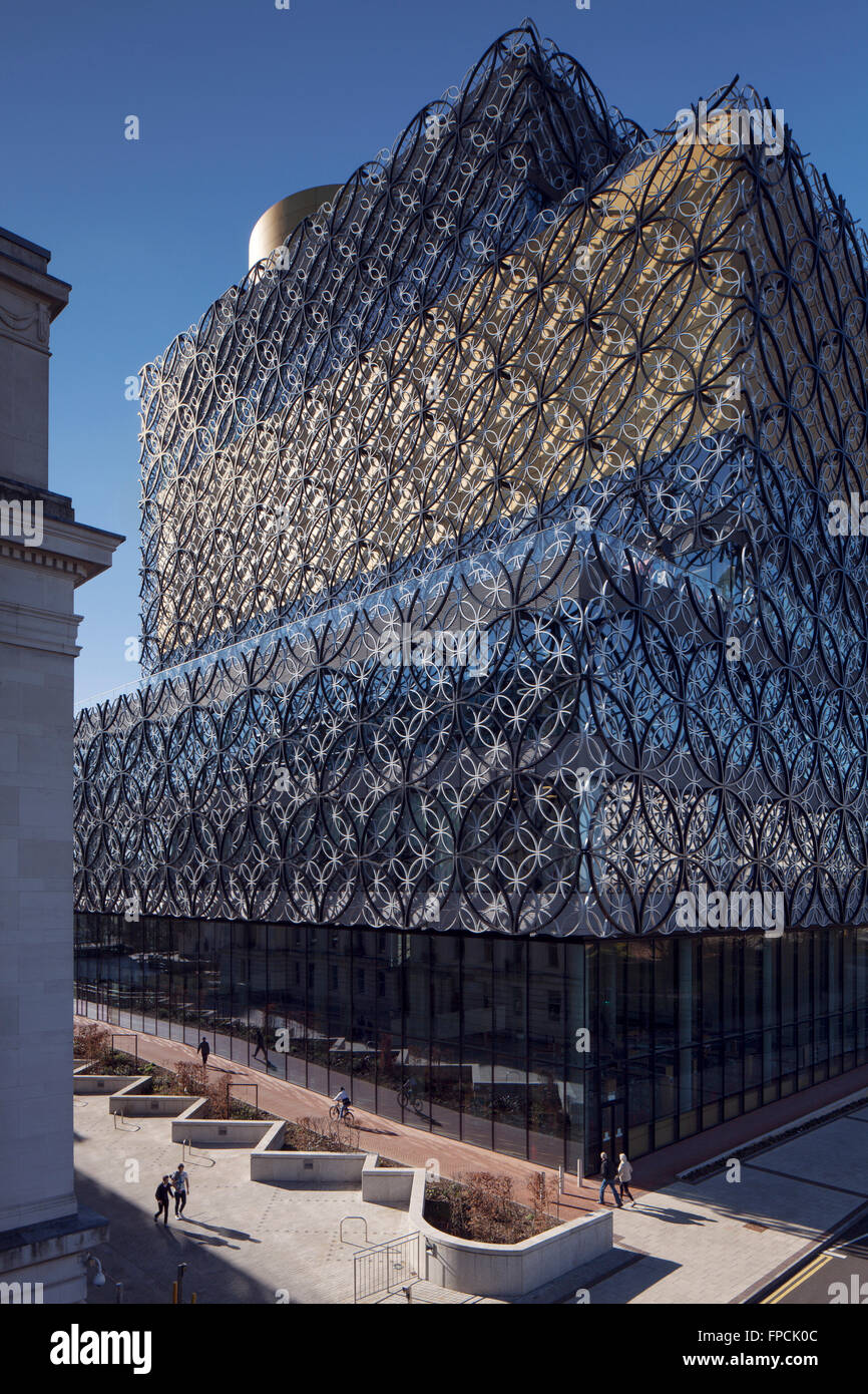 La Bibliothèque de Birmingham, avec les murs qui ont l'air d'être couvert en prise, et d'un fractionnement de la bande d'or deux panneaux plus sombre et d'un entonnoir sur le toit conçu par les architectes Mecanoo. Banque D'Images