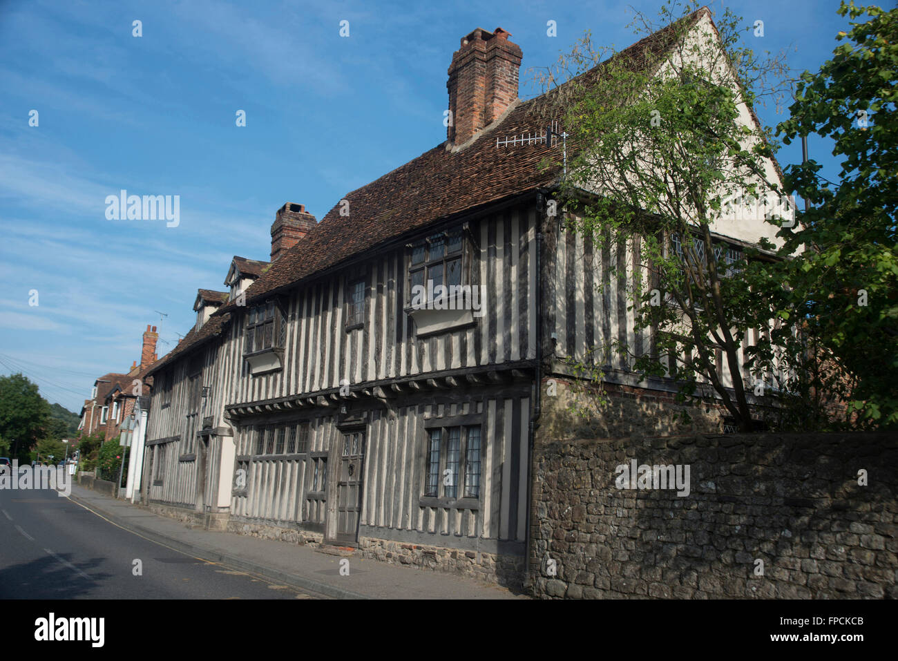 Vue d'un bâtiment à colombages historique dans le Kent, avec une façade peinte en noir et blanc Banque D'Images