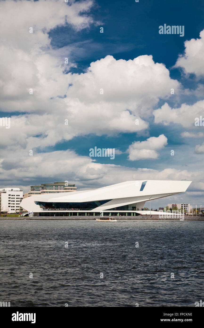 Une vue de l'Eye Film Institute aux Pays-Bas, un bâtiment moderne et de forme irrégulière, Banque D'Images