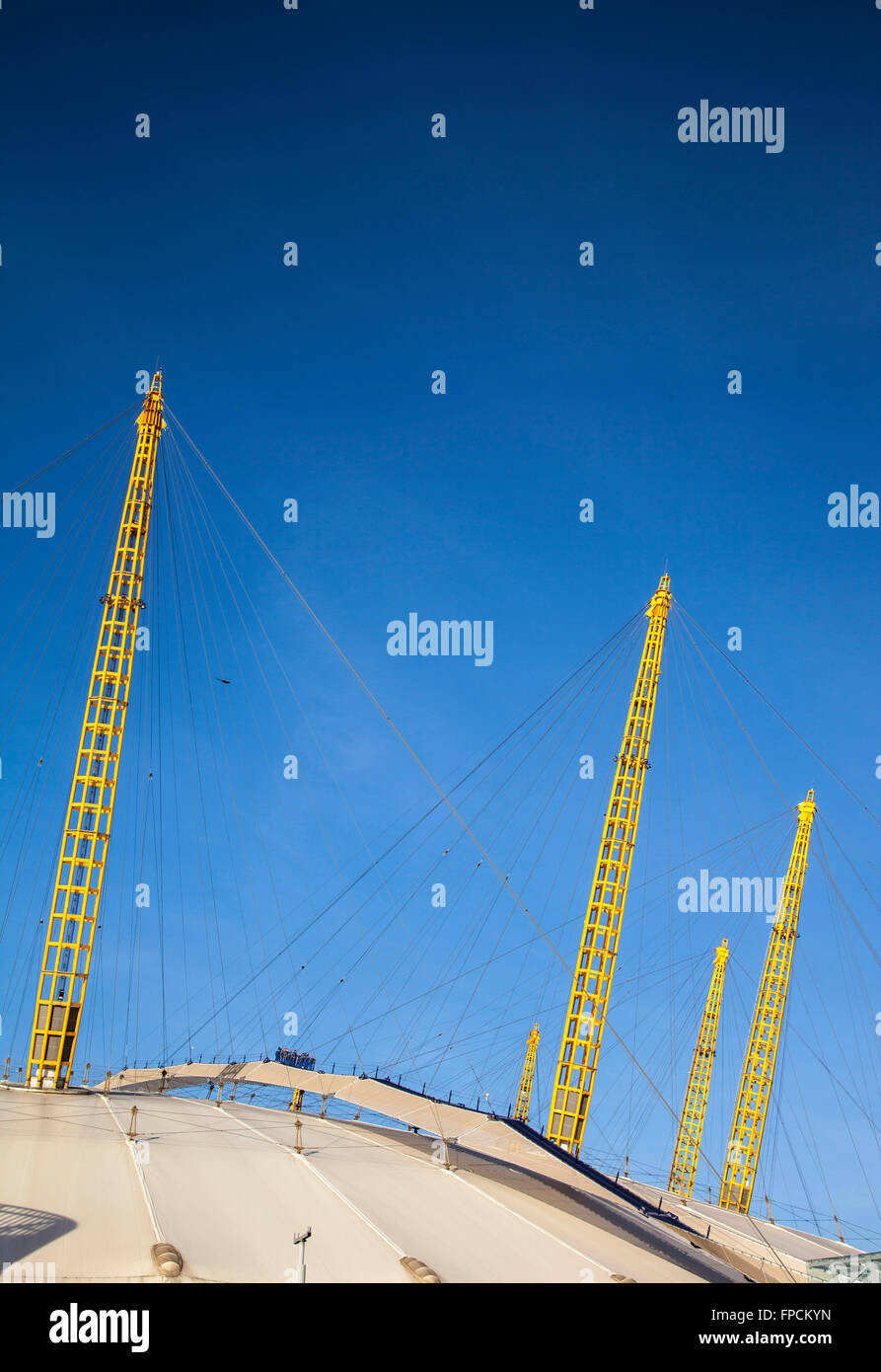 Une vue extérieure de la passerelle sur le toit de l'O2 Arena de Londres, à l'origine, le dôme du millénaire. Banque D'Images