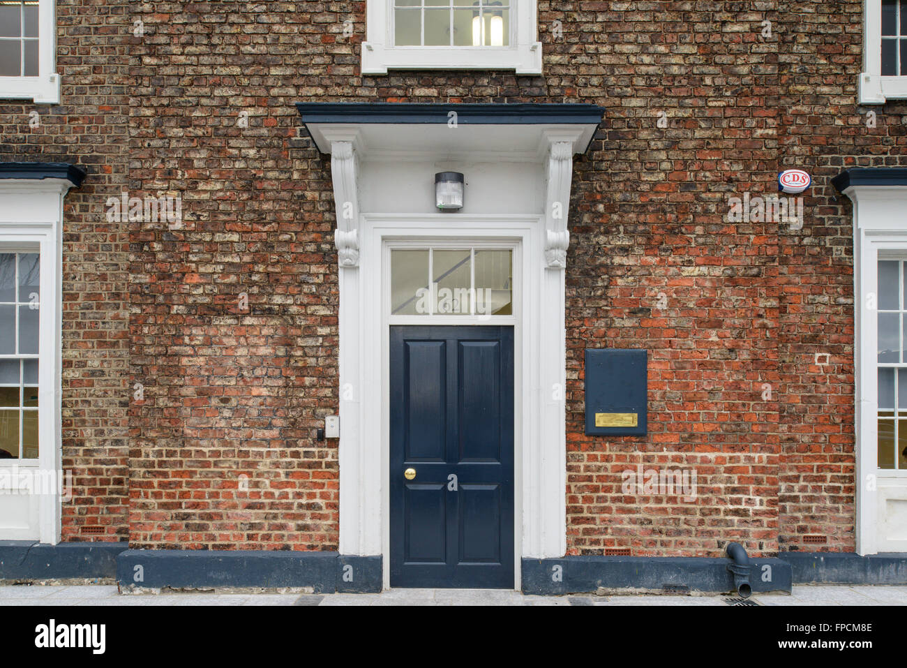 Une vue extérieure de l'entrée d'une place appelée Ville Numérique, Dovecot, Stockton Street, avec la grande porte et windows. Banque D'Images