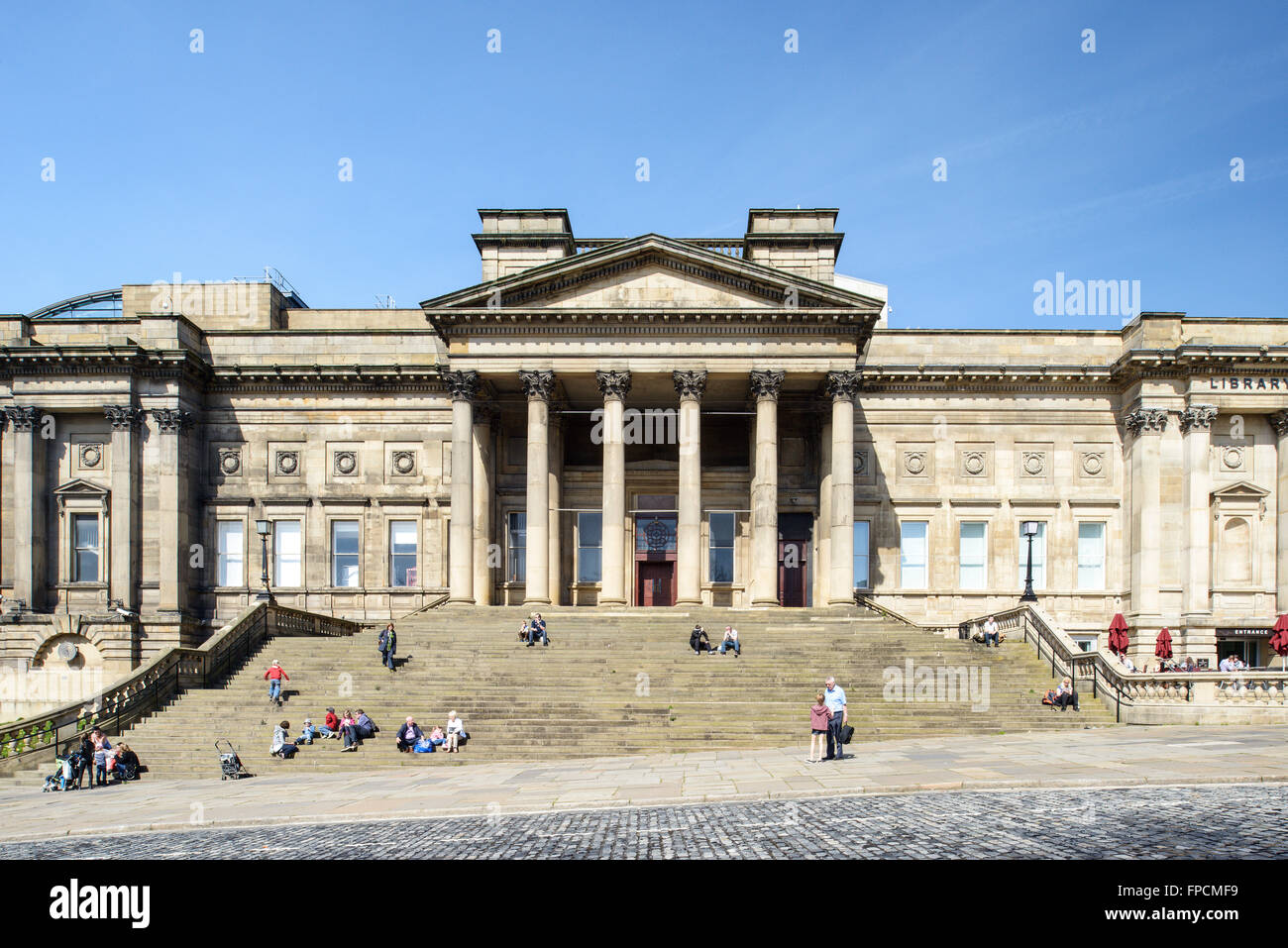 Une vue extérieure d'un bâtiment traditionnel qui est la bibliothèque centrale de Liverpool, montrant le style ancien, avec étapes menant à l'entrée à piliers. Banque D'Images