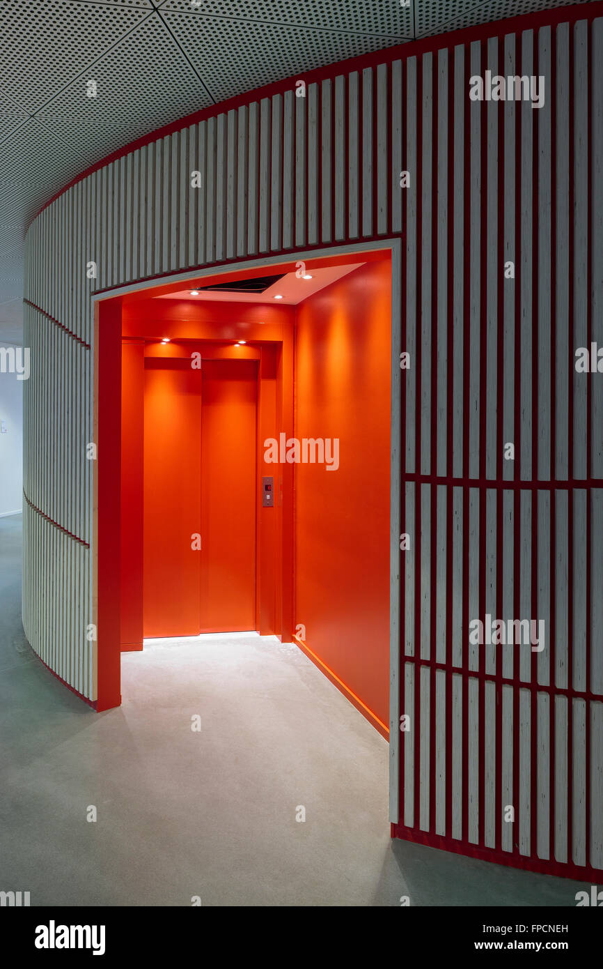 L'intérieur d'une porte rouge, dans le nouveau bâtiment du campus de Kolding. Conçu par Henning Larsen Architects. Banque D'Images