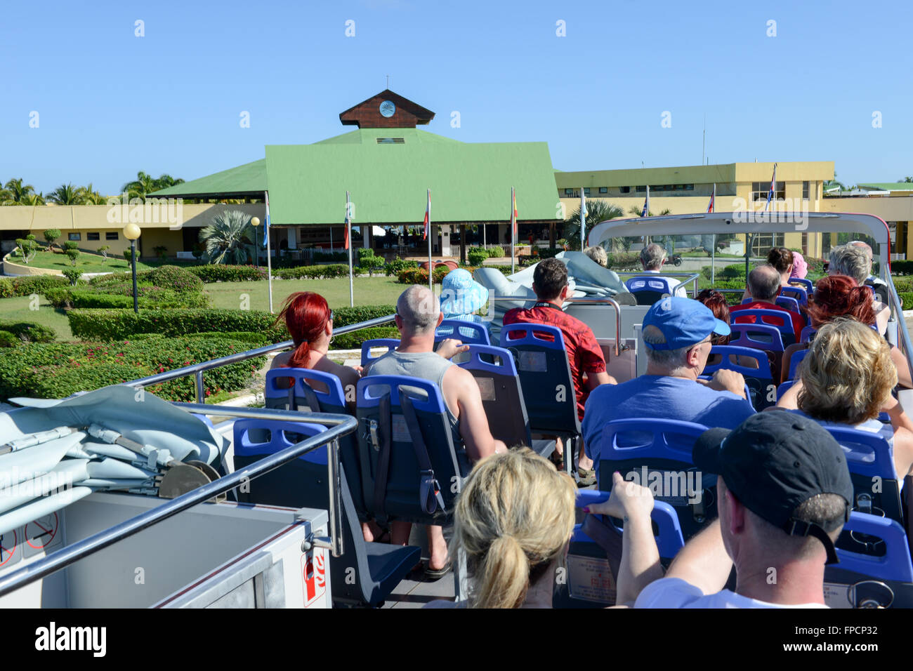 Cayo Coco, Cuba, 16 janvier 2016 - les gens sur un bus touristique dans le parc de l'hôtel Tryp Coco sur Cayo Coco, Cuba Banque D'Images