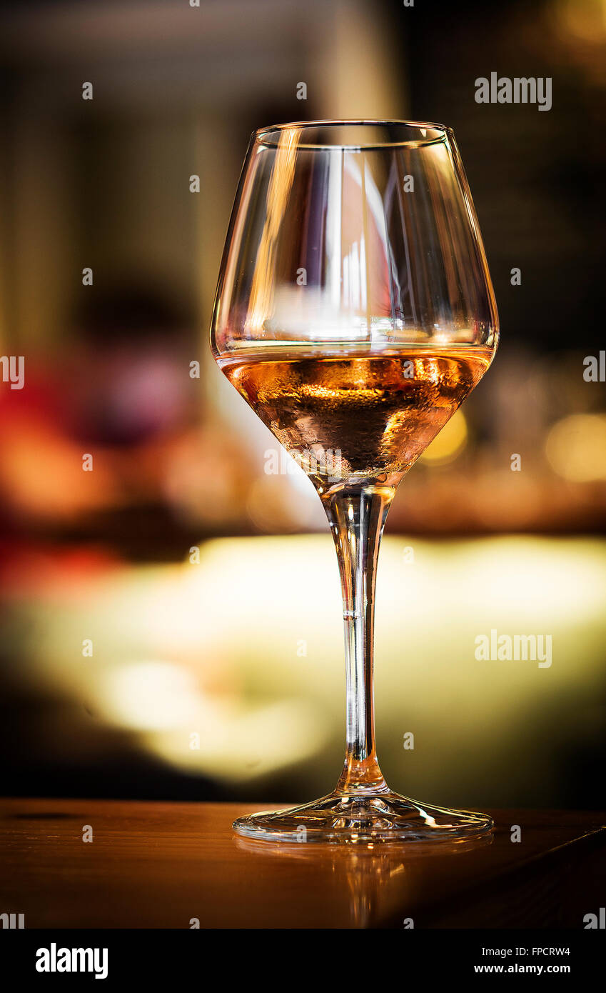 Verre de vin de xérès espagnol sur le comptoir du bar de nuit Photo Stock -  Alamy