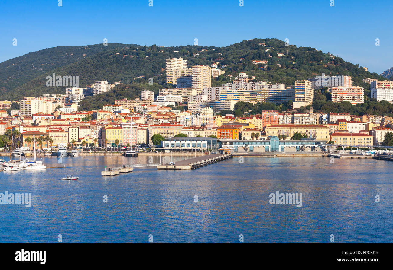 Port d'Ajaccio, Corse, la capitale de la Corse, île française de la mer Méditerranée. Matin d'été cityscape Banque D'Images
