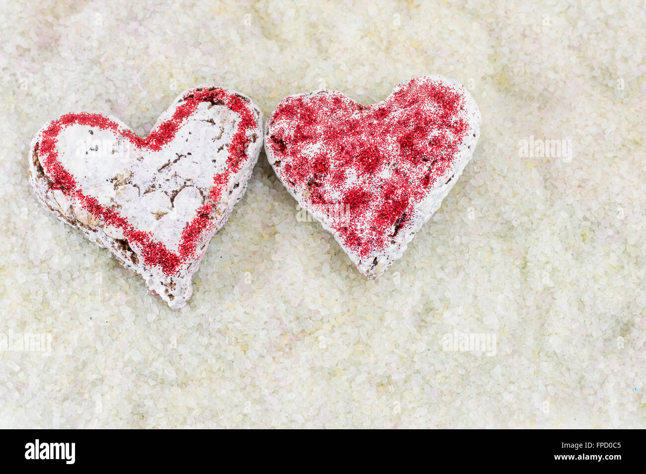 Couple de cookies en forme de cœur décoré Banque D'Images