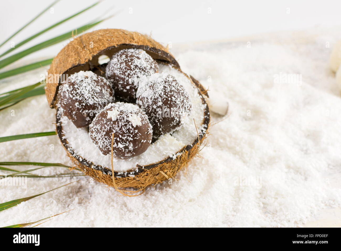 Noix de coco fraîche et des cookies à la noix de coco sur le dessus de la noix de coco à la masse Banque D'Images