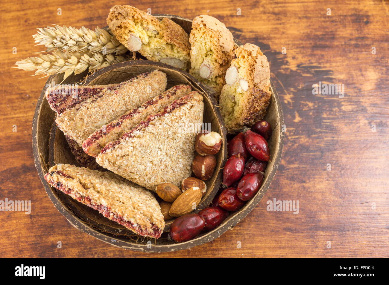 Partie intégrante des cookies aux amandes et cynorrhodons servi dans une noix de coco Banque D'Images