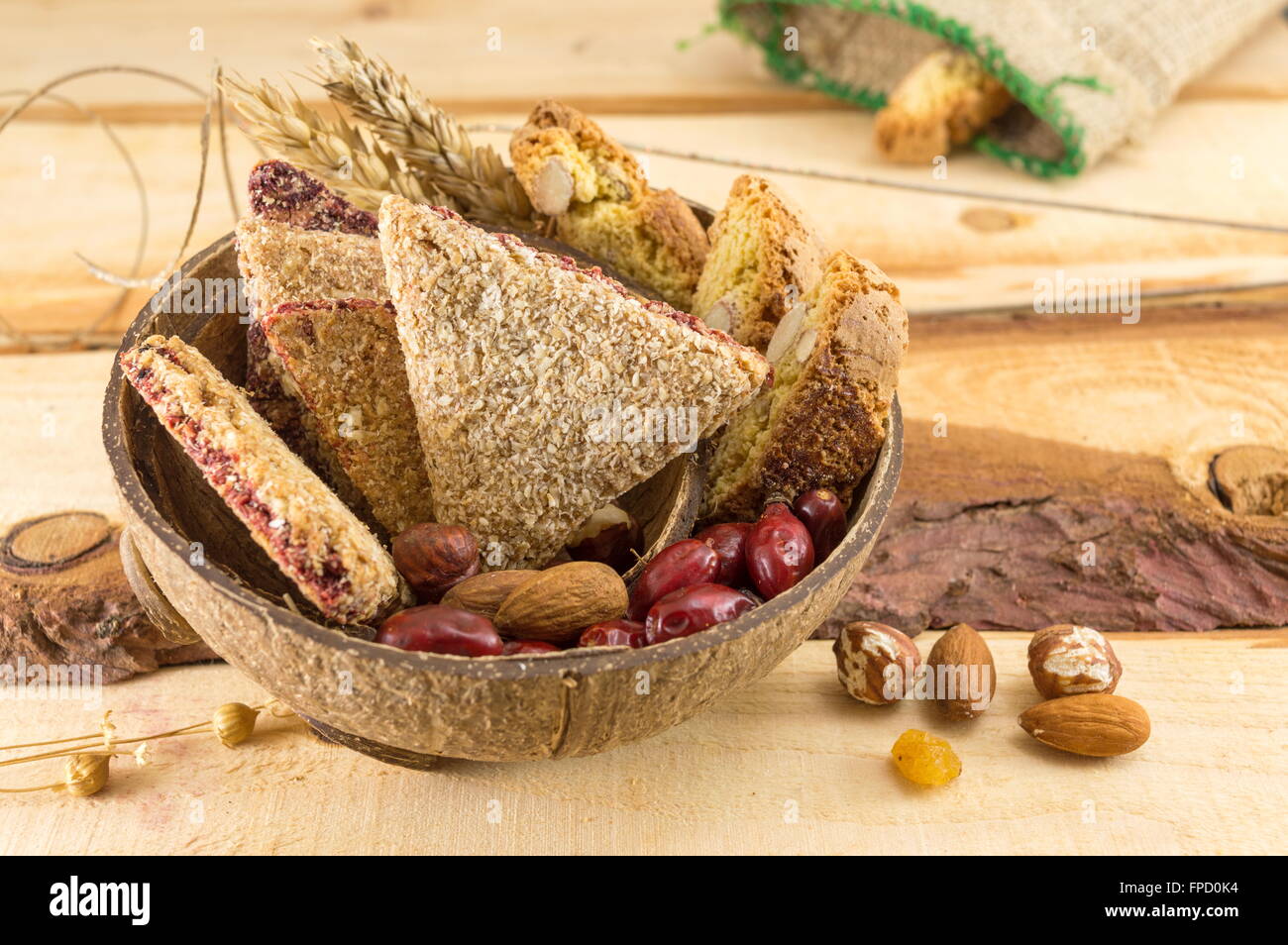 Partie intégrante des cookies aux amandes et cynorrhodons servi dans une noix de coco Banque D'Images