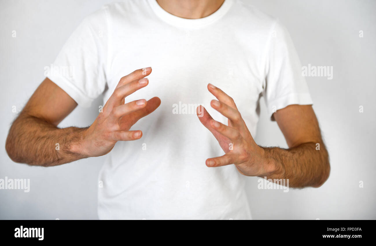 L Homme Faisant Un Geste De La Main Pour Saisir Un Objet Rond Avec Ses Mains De Part Et D Autre Et Les Doigts Se Propager L Espace Vierge Entre Les Deux Sur Son T Shirt L Homme Faisant Un Geste De La Main Pour Saisir Un Objet Rond Avec Ses Mains De Part Et D Autre Et Les Doigts Se Propager L Espace Vierge Entre Les Deux Sur Son T Shirt