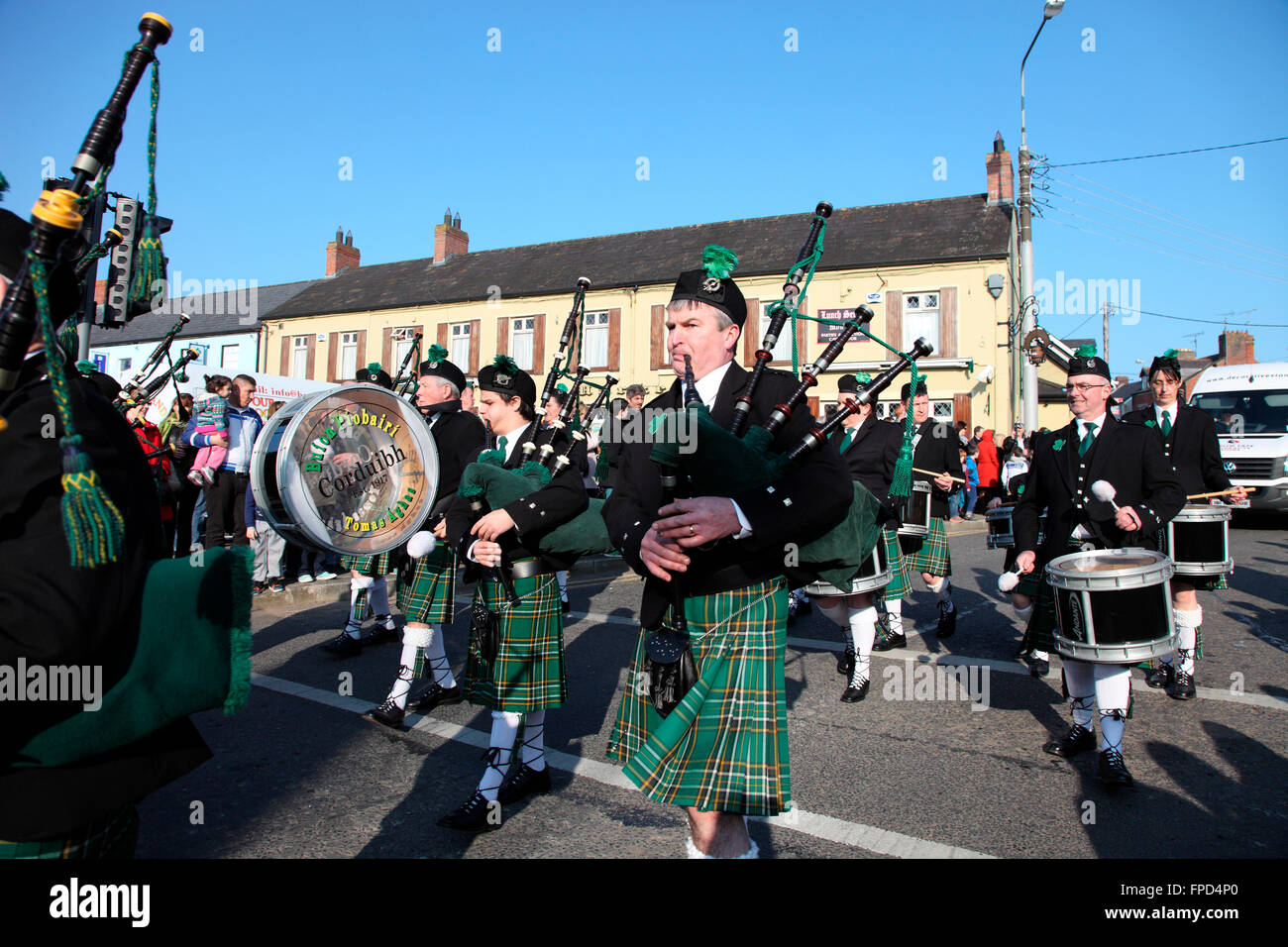 Corduff Pipe Band dans Carrickmacross St Patricks Day Parade Banque D'Images