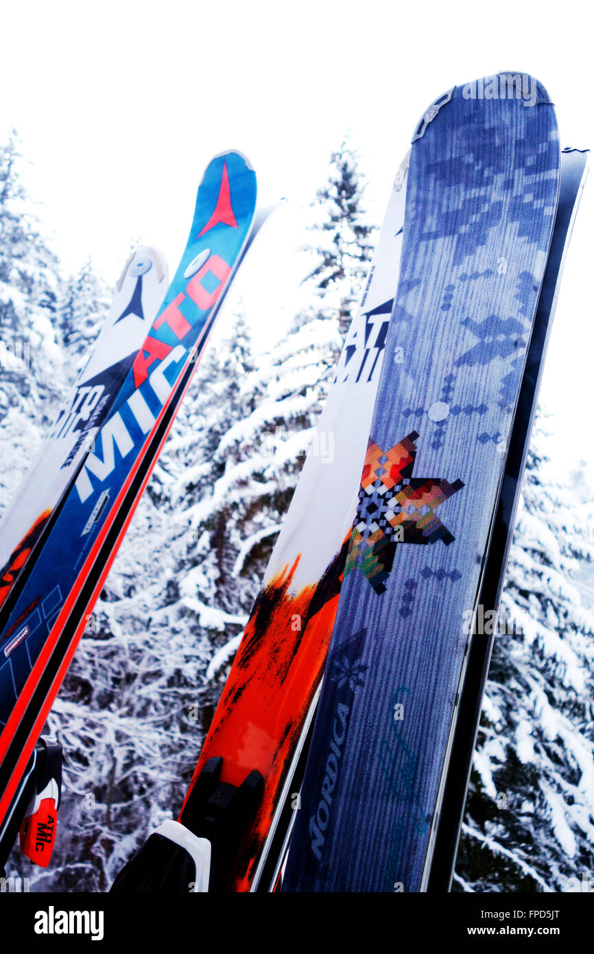 Vacances de ski; skis dans la neige en hiver pour le ski, les Alpes suisses, Suisse Europe Banque D'Images