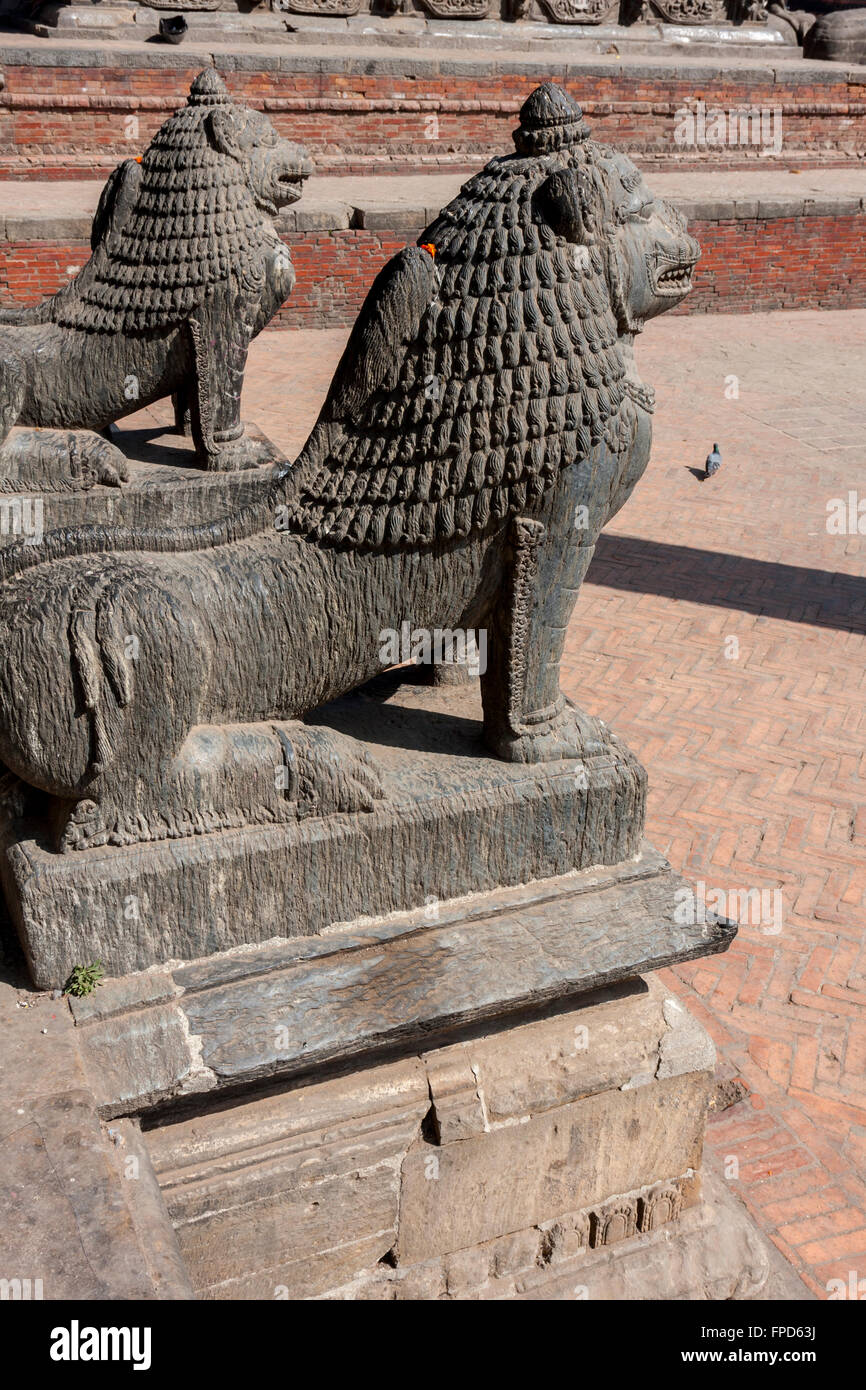 Le Népal, Patan, Durbar Square. Tigres mythique garde Entrée de la Krishna Mandir. Banque D'Images