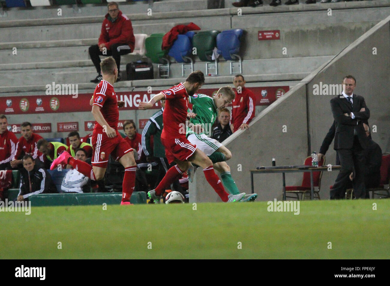 07 Sept 2015 - Euro 2016 Qualifications - Groupe F - Irlande du Nord 1 Hongrie 1. Steven Davis de l'Irlande du Nord (8) est fermé vers le bas sur la ligne de touche comme l'Irlande du manager Michael O'Neill regarde sur. Banque D'Images