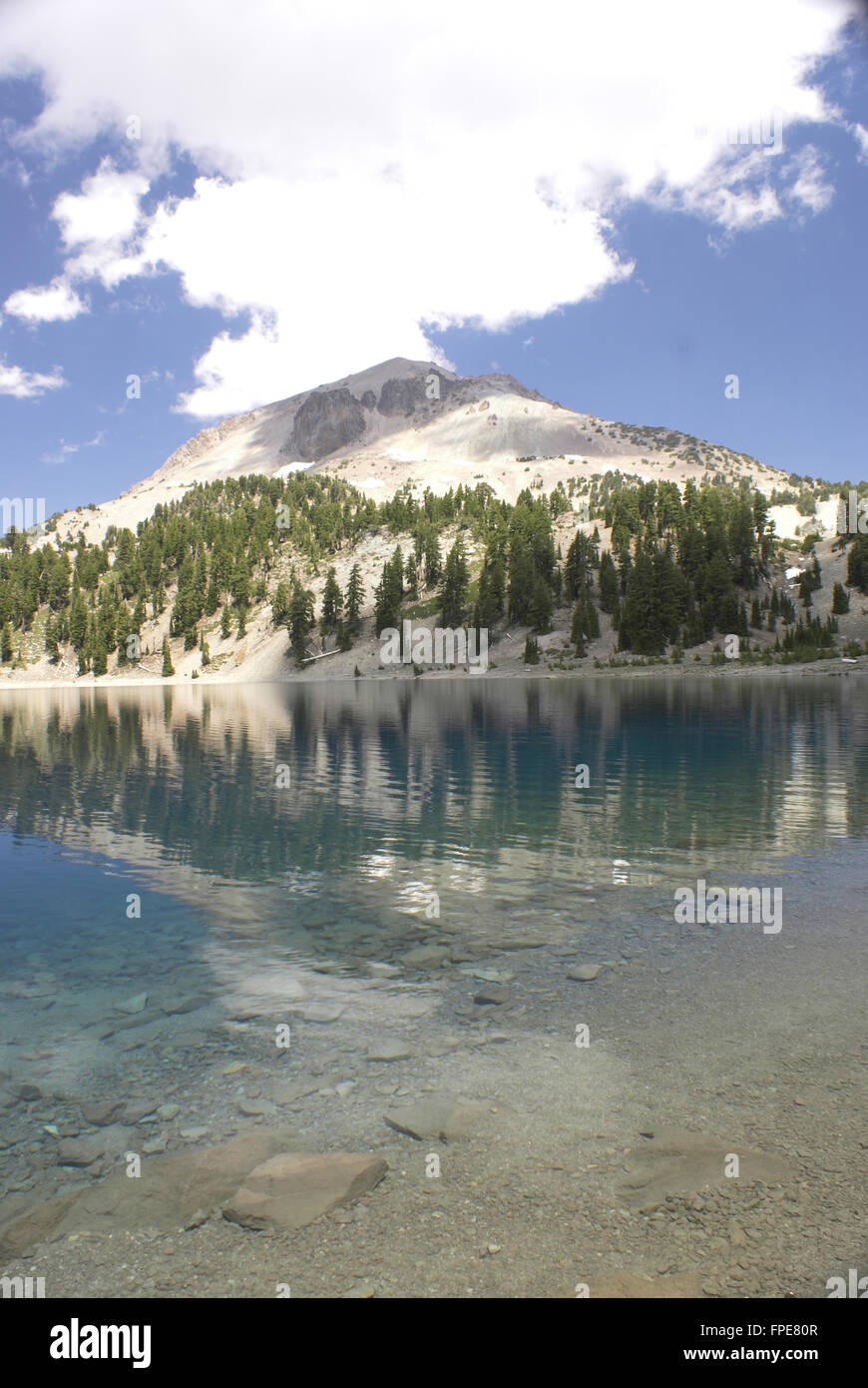 Lake Helen, Lassen Volcanic National Park, California, USA, un lac glaciaire ci-dessous pointe Lassen dans Shasta Cascade région Banque D'Images