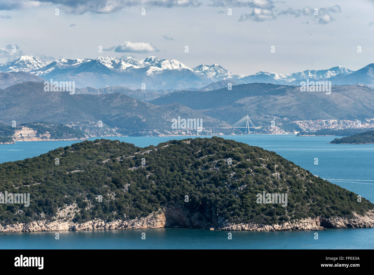 Une vue de l'Elaphati sur la mer Adriatique, près de Dubrovnik, à la recherche de l'Franjo Tuđman le pont et les Balkans. Banque D'Images