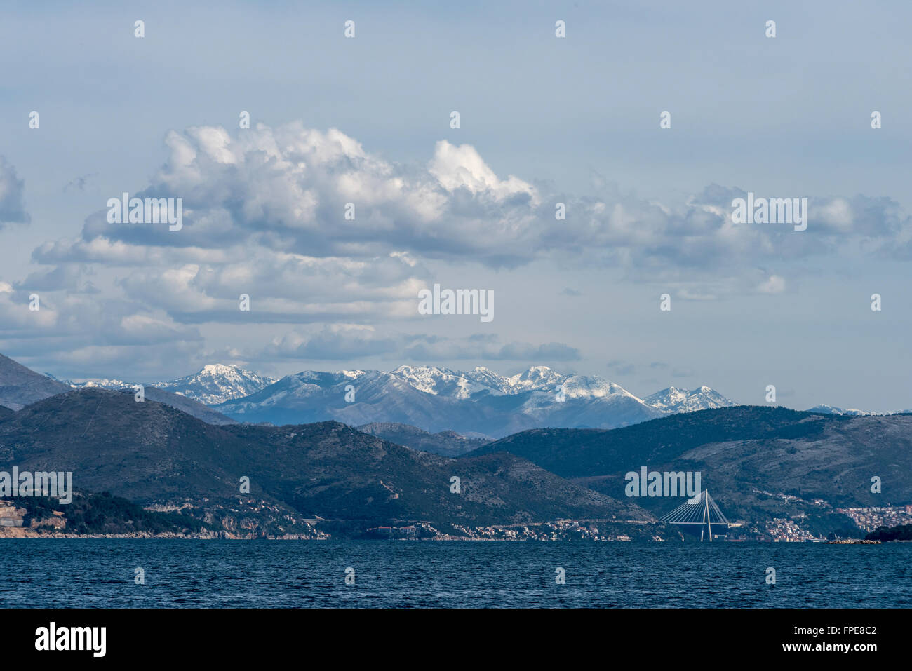 Une vue de l'Elaphati sur la mer Adriatique, près de Dubrovnik, à la recherche de l'Franjo Tuđman le pont et les Balkans. Banque D'Images