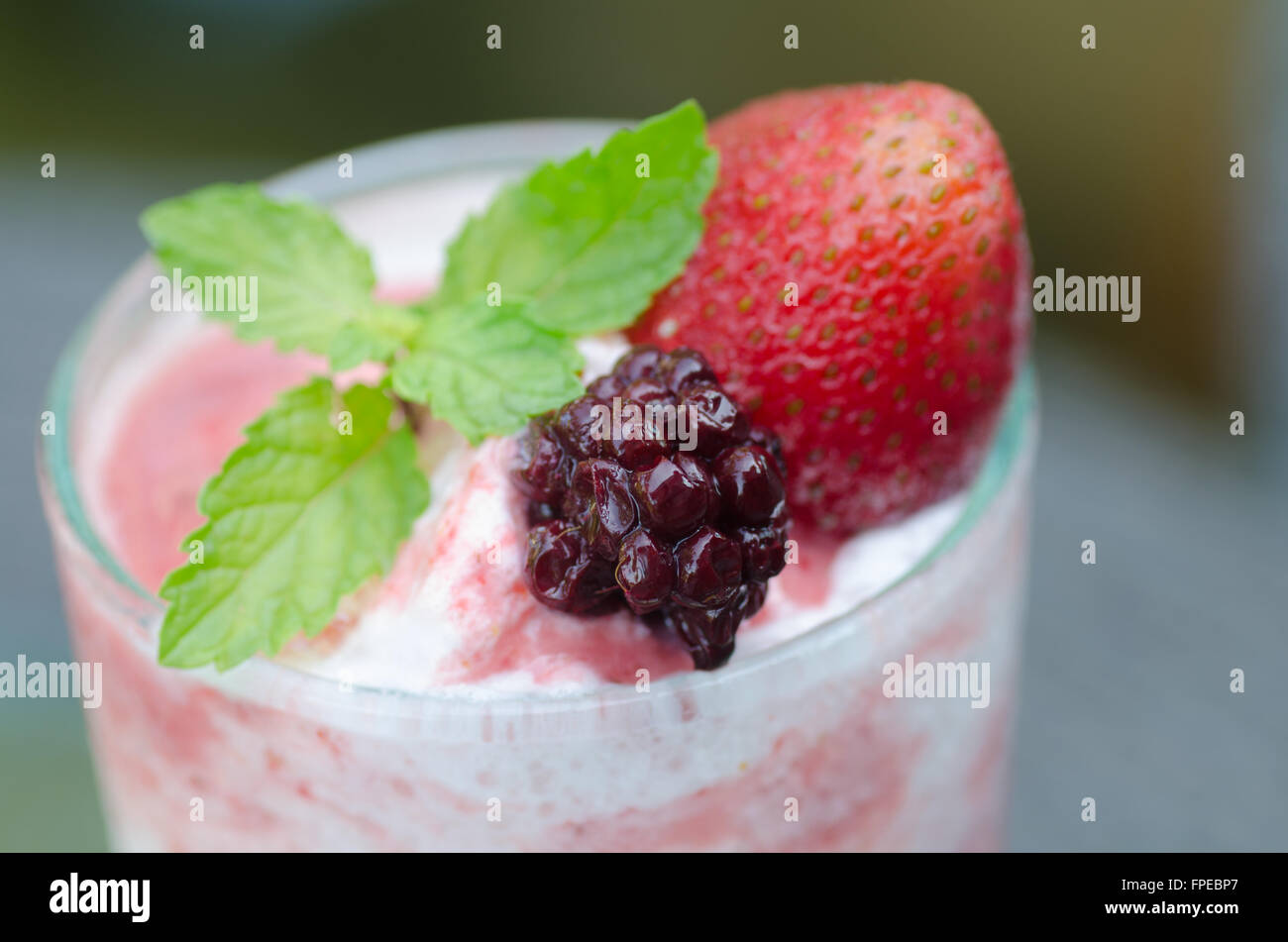 Smoothie aux fraises biologiques réalisés avec des ingrédients frais Banque D'Images