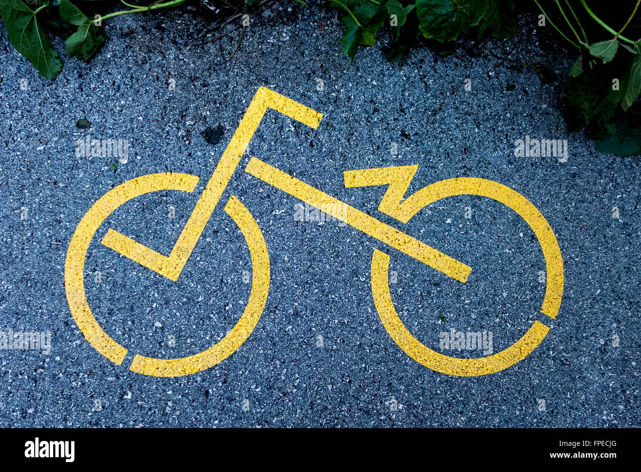 Peinture routière pour indiquer une piste cyclable en Croatie. Banque D'Images