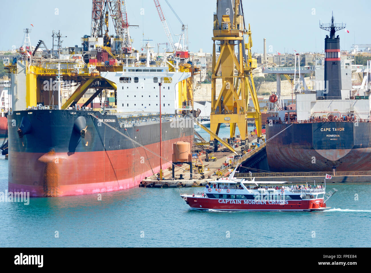 Grand Port de La Valette Malte Captain Morgan bateau de croisière sur une visite guidée du célèbre port méditerranéen avec cale sèche et installations de réparation Banque D'Images