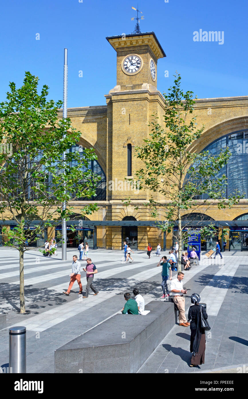 Une partie de l'hôtel récemment rénové façade de la Victorian station Kings Cross et tour de l'horloge avec new plaza & paving Camden London England UK Banque D'Images