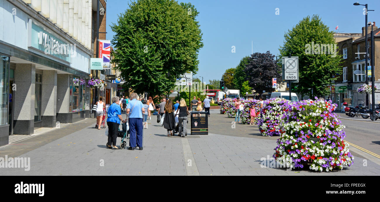 Brentwood Essex shopping High Street exposition de fleurs d'été dans les jardinières Devant le grand magasin Marks & Spencer Pavé Angleterre Royaume-Uni Banque D'Images