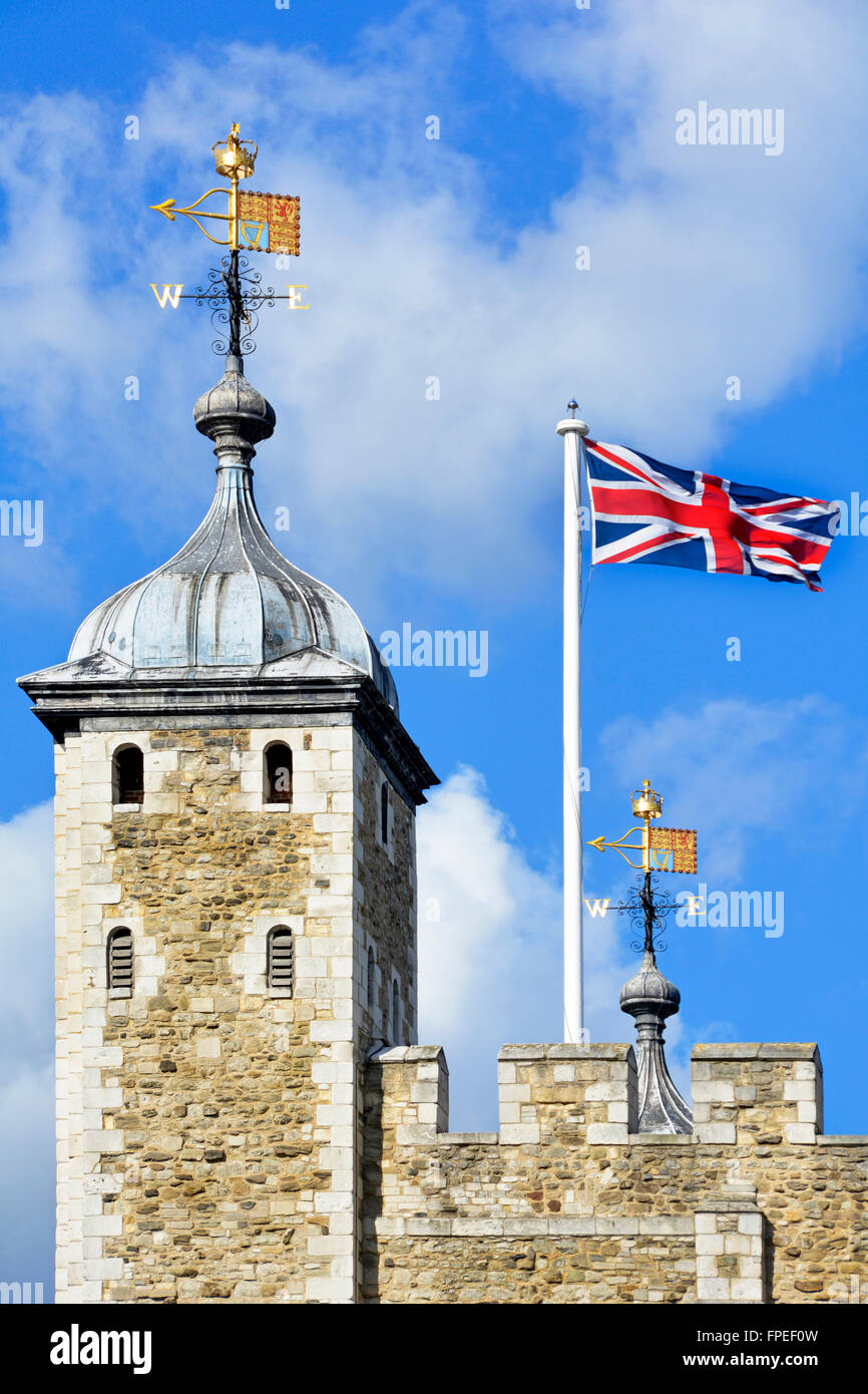 Drapeau de l'Union et les girouettes sur la Tour Blanche historique dans la Tour de Londres Tower Hamlets England UK Banque D'Images Drapeau de l'Union et les girouettes sur la Tour Blanche historique dans la Tour de Londres Tower Hamlets England UK Banque D'Images