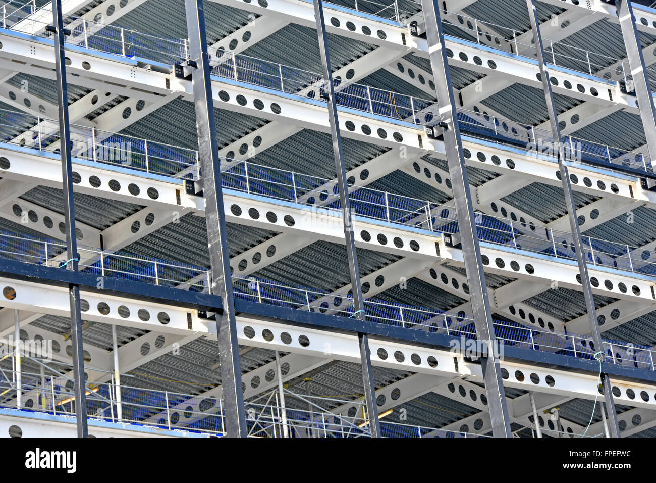 Structure en acier développement de bureaux sur plusieurs étages avec terrasses en acier et ouvertures rondes fabriquées en usine pour les services d'acheminement et les mains courantes de santé et de sécurité au Royaume-Uni Banque D'Images