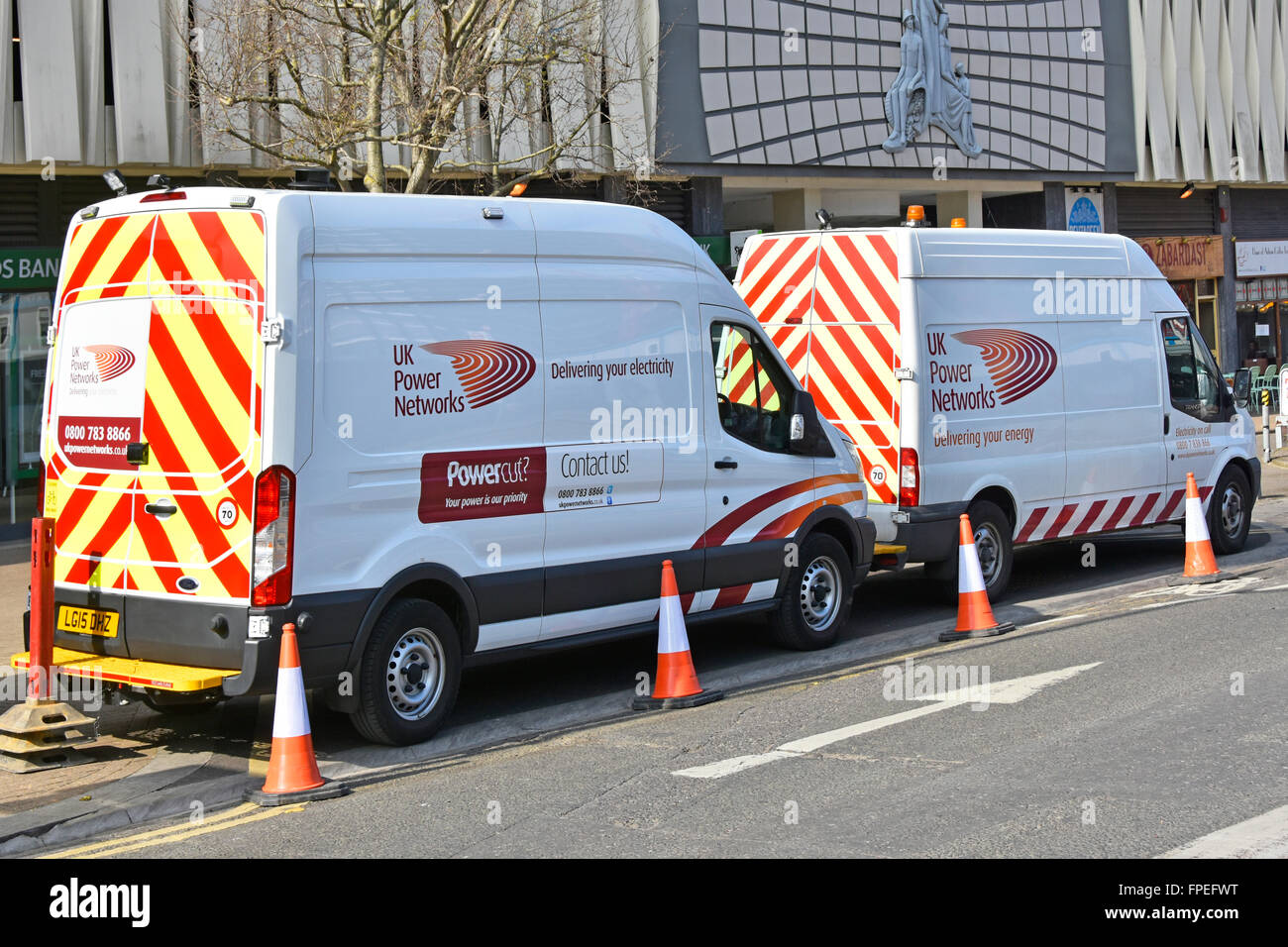 Deux fourgonnettes de véhicules commerciaux de UK Power Networks garées pendant les travaux de rue vers des installations électriques souterraines est Croydon Sud Londres Angleterre Royaume-Uni Banque D'Images