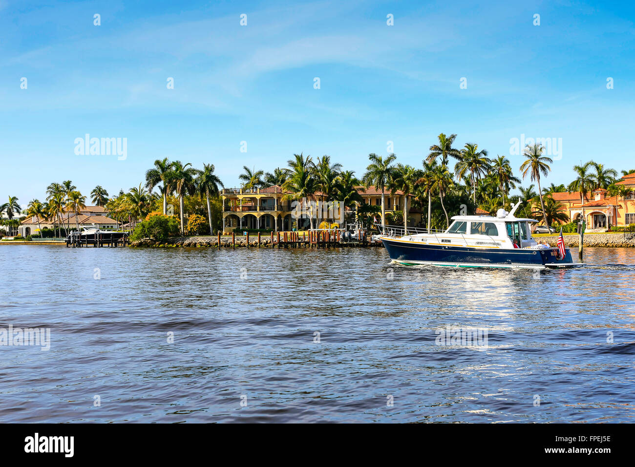 Maisons et bateaux vivent côte à côte dans la baie de Naples, Floride Banque D'Images