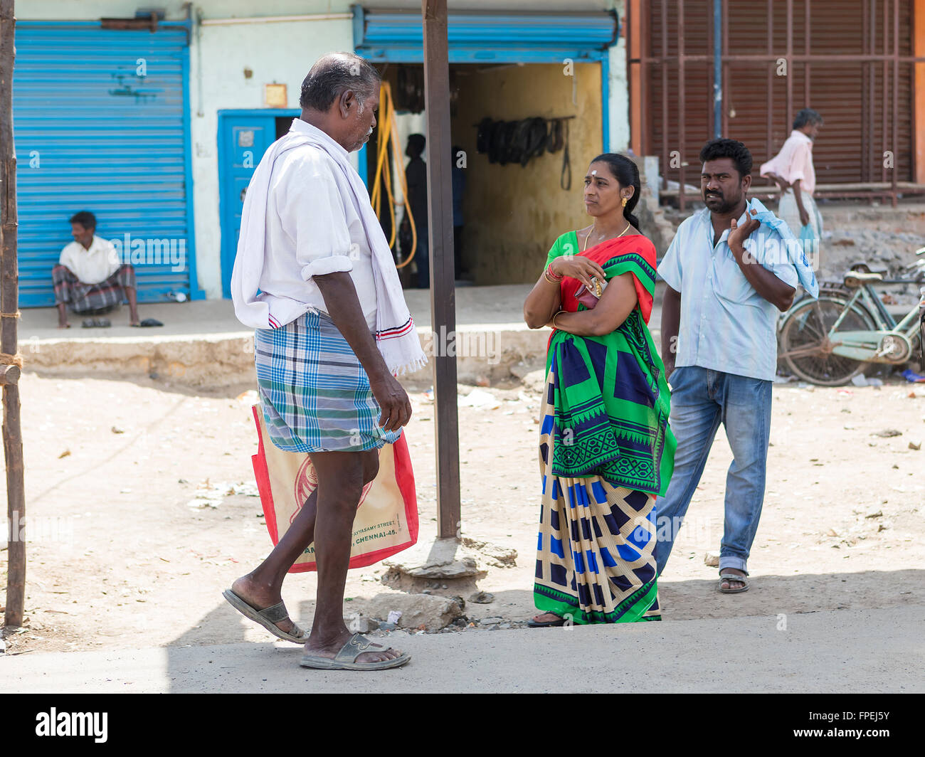 Groupe d'indiens parler debout au bord de la route dans le district de Kancheepuram, Maduranthakam de Tamil Nadu Banque D'Images
