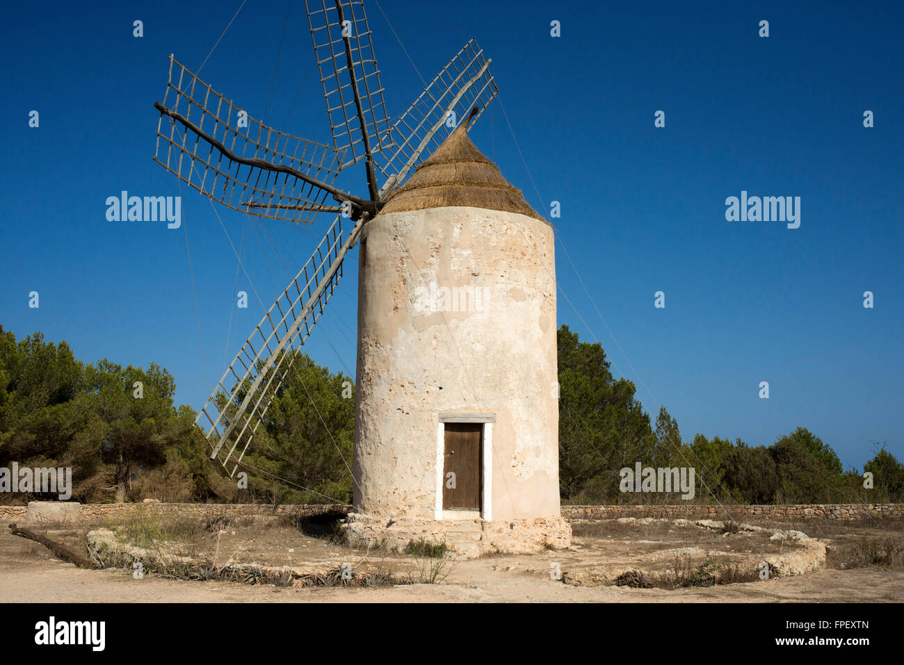 Moulin, Majorque, Iles Baléares, Espagne. Vieux Moulin à el Pilar de la Mola sur l'île de Minorque, Iles Baléares, Espagne Banque D'Images