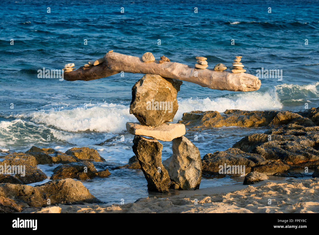 L'espace Zen. Des pierres. Plage de Ses Illetes, Îles Baléares, Formentera, Espagne. Rétroéclairages dans le coucher du soleil avec des pierres de formes différentes. 'Le déluge' ('La Riada'), un espace unique construite avec des pierres par l'allemand Johannes Schultz. Banque D'Images