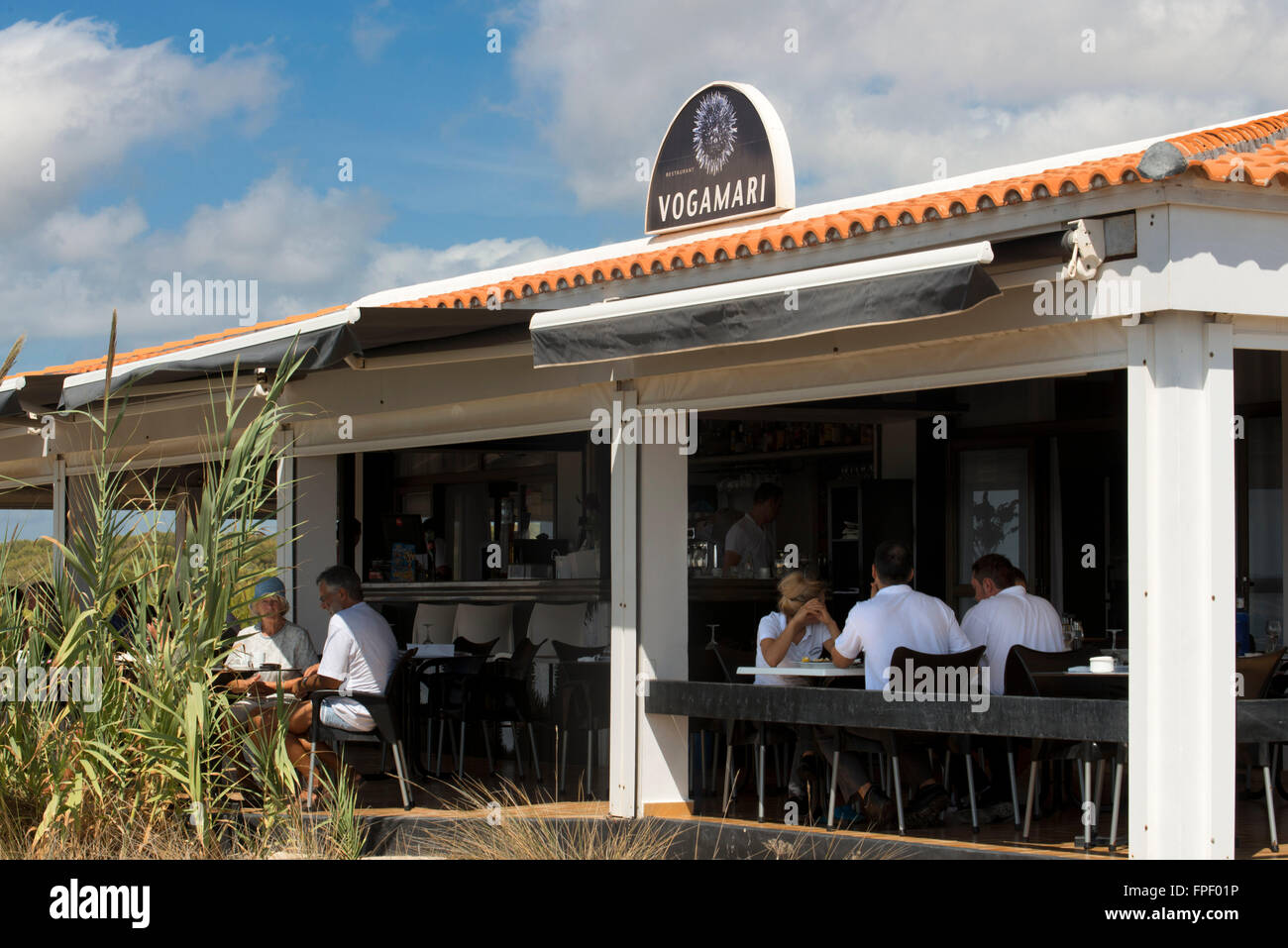 Vogamari Restaurant, plage de Migjorn, Formentera island, Îles Baléares, Espagne. La cuisine méditerranéenne. Banque D'Images