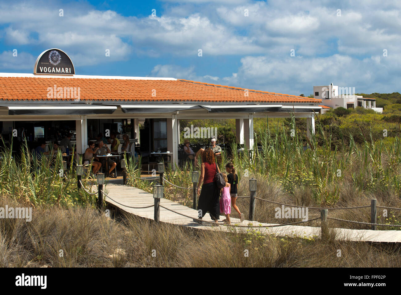 Vogamari Restaurant, plage de Migjorn, Formentera island, Îles Baléares, Espagne. La cuisine méditerranéenne. Banque D'Images