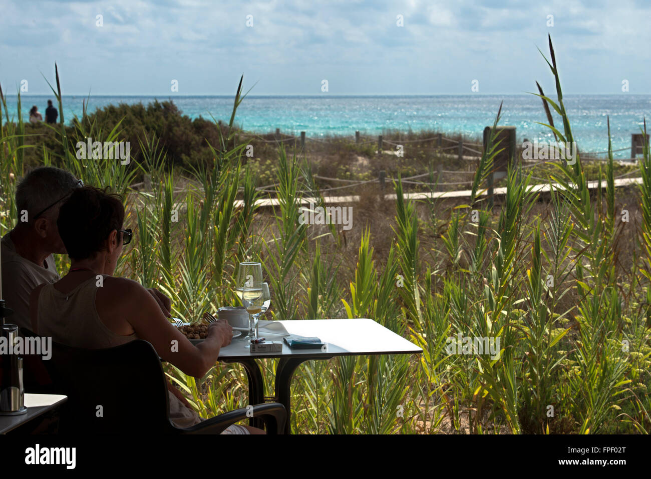 Vogamari Restaurant, plage de Migjorn, Formentera island, Îles Baléares, Espagne. La cuisine méditerranéenne. Banque D'Images