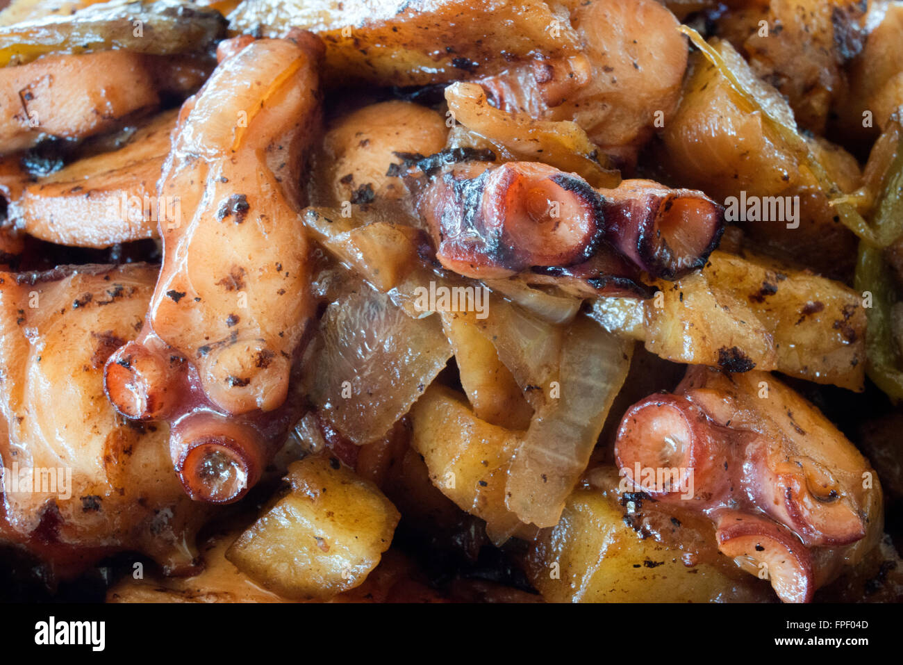 Poêlée de poulpe (Octopus sautés avec une poêlée de pommes de terre, poivron, l'oignon et l'ail). Vogamari Restaurant, plage de Migjorn, Formentera island, Îles Baléares, Espagne. La cuisine méditerranéenne. Banque D'Images