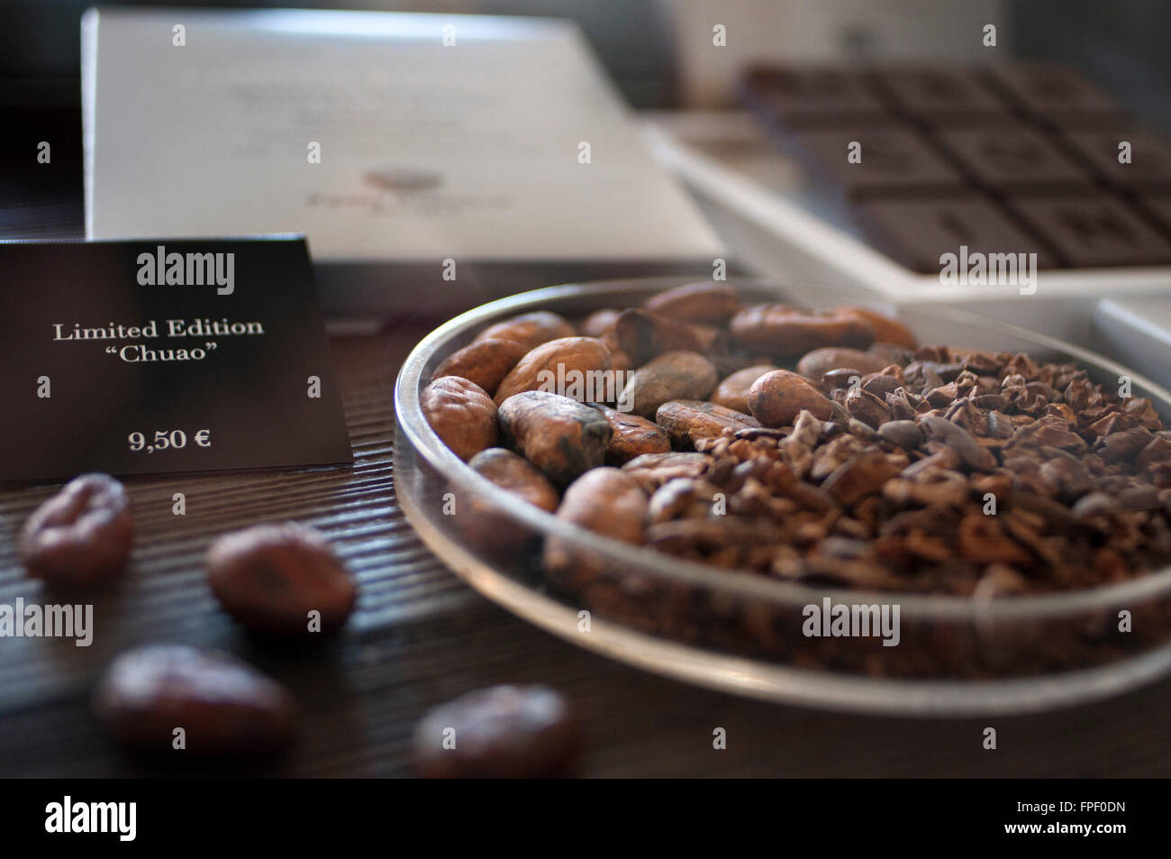 Grand choix et gamme de chocolats belges de luxe exposés à la vente à la populaire boutique Pierre Marcolini à Bruxelles, Belgique. À l'intérieur de Pierre Marcolini chocolatier shop. Place du Grand Sablon. Ce chocolatier belge, est devenu l'un des meilleurs maîtres de chocolat dans le monde entier grâce à son inlassable recherche de nouvelles saveurs : acide, amer, doux et absolument délicieux. Il est dit que la pierre propres voyages chaque année à des endroits éloignés en rechercher les meilleurs cacaos. Son prix, autour de 200 euros le kilo, n'est pas disponible pour tout le monde. Banque D'Images