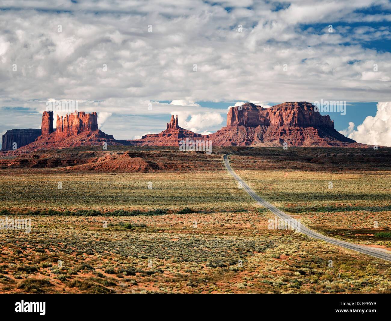 L'autoroute menant à Monument Valley. Utah/Arizona Banque D'Images