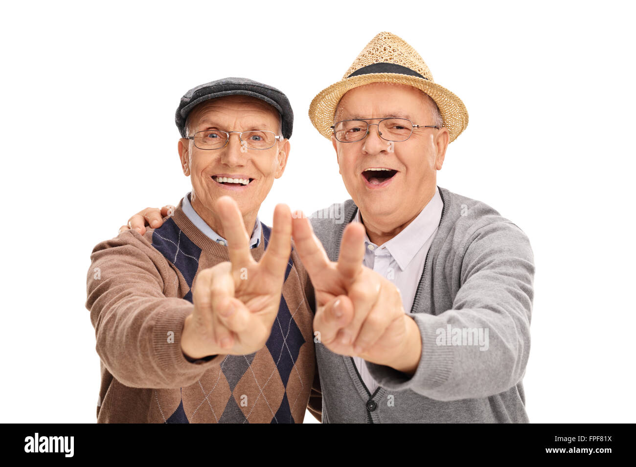 Deux hauts joyeux messieurs faisant la paix signe avec leurs mains isolé sur fond blanc Banque D'Images