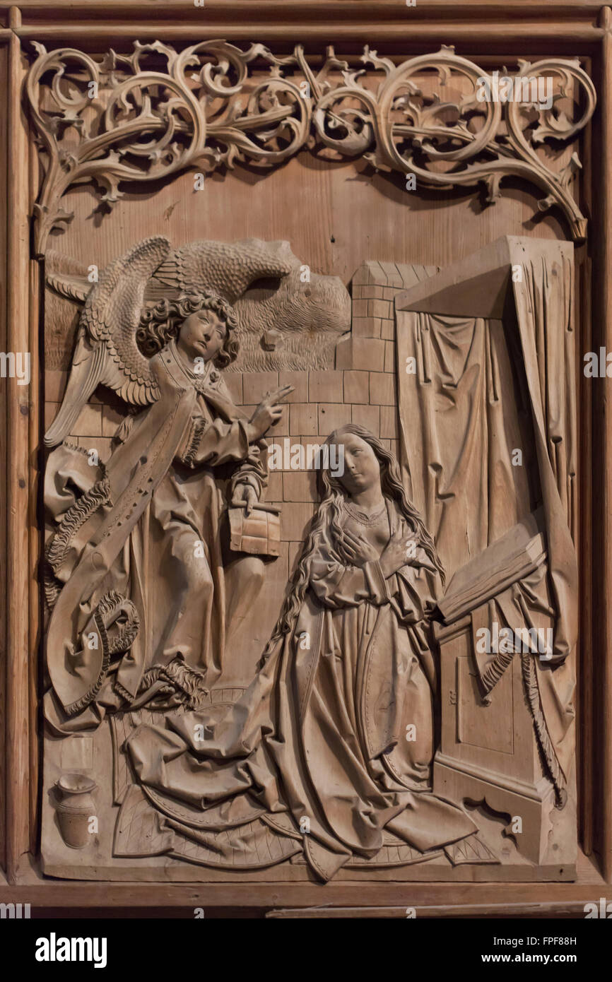 De l'Annonciation. Panneau d'aile latérale de la Vierge Retable de sculpteur allemand Tilman Riemenschneider dans l'Église près de Herrgottskirche Creglingen, Baden-Wurttemberg, Allemagne. Banque D'Images
