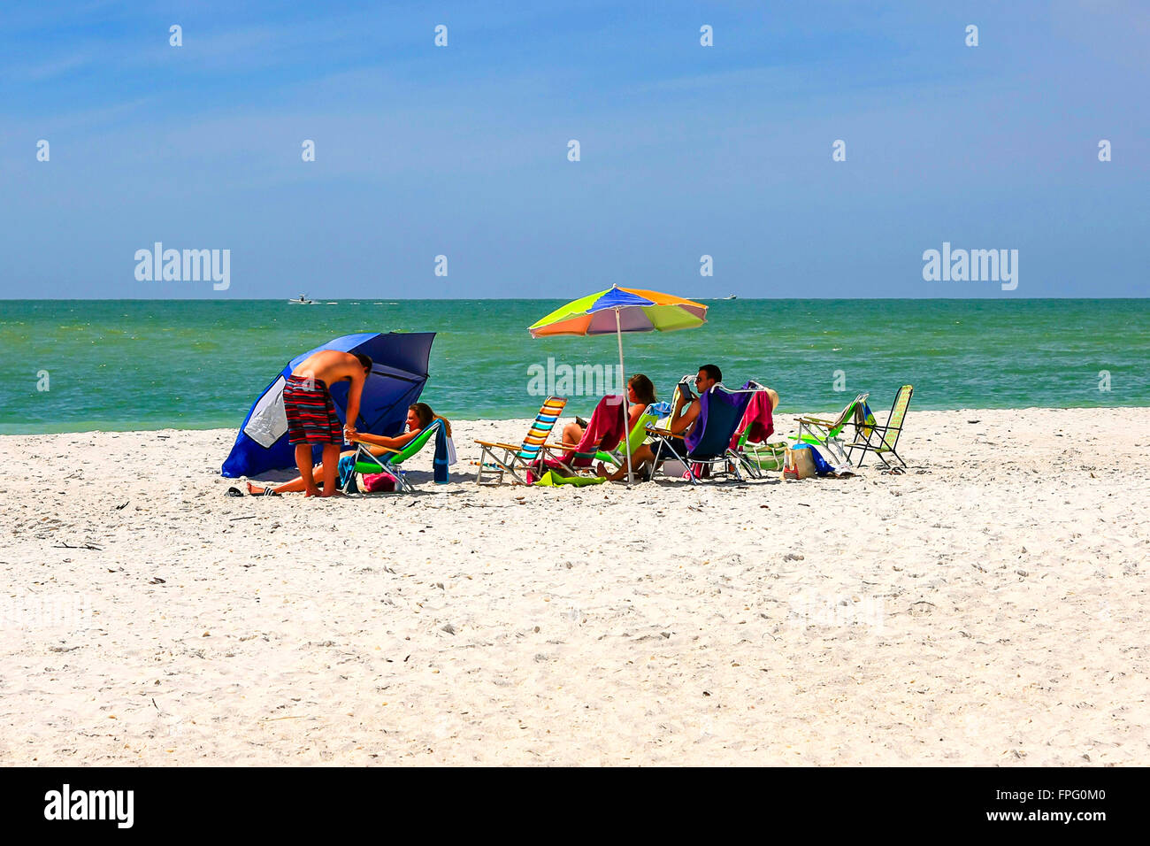 Les gens sur le golfe du Mexique côté de l'Île Keewaydin près de Naples Floride Banque D'Images