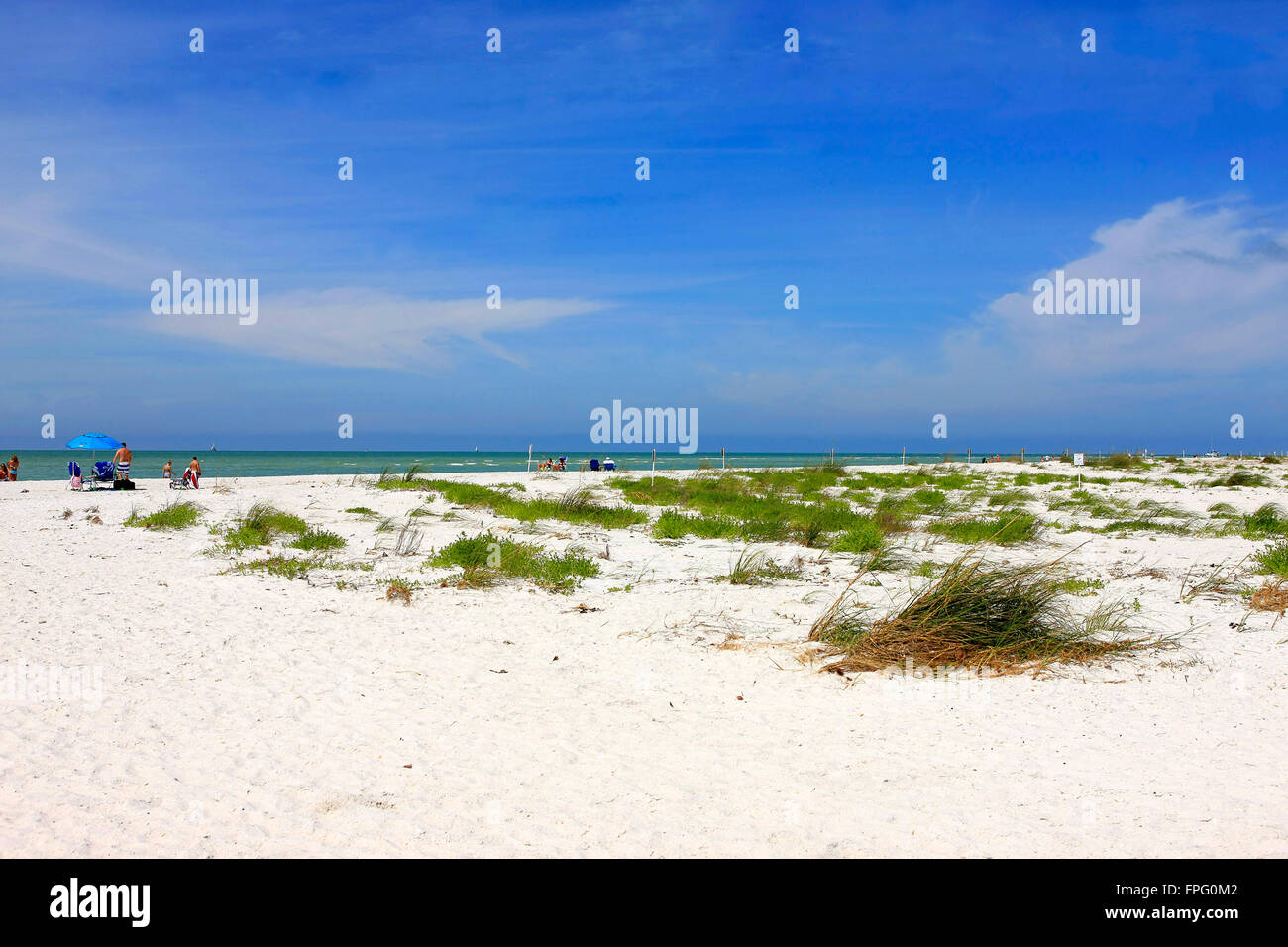 Les gens sur le golfe du Mexique côté de l'Île Keewaydin près de Naples Floride Banque D'Images