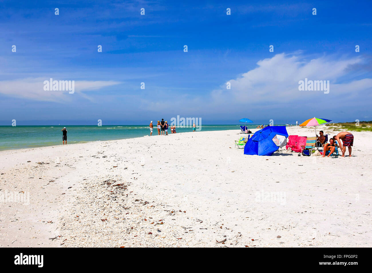Les gens sur le golfe du Mexique côté de l'Île Keewaydin près de Naples Floride Banque D'Images