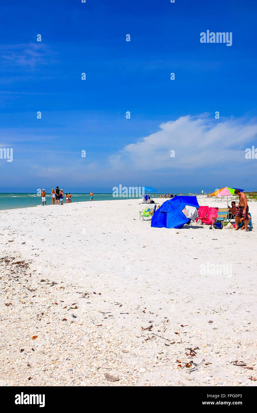 Les gens sur le golfe du Mexique côté de l'Île Keewaydin près de Naples Floride Banque D'Images