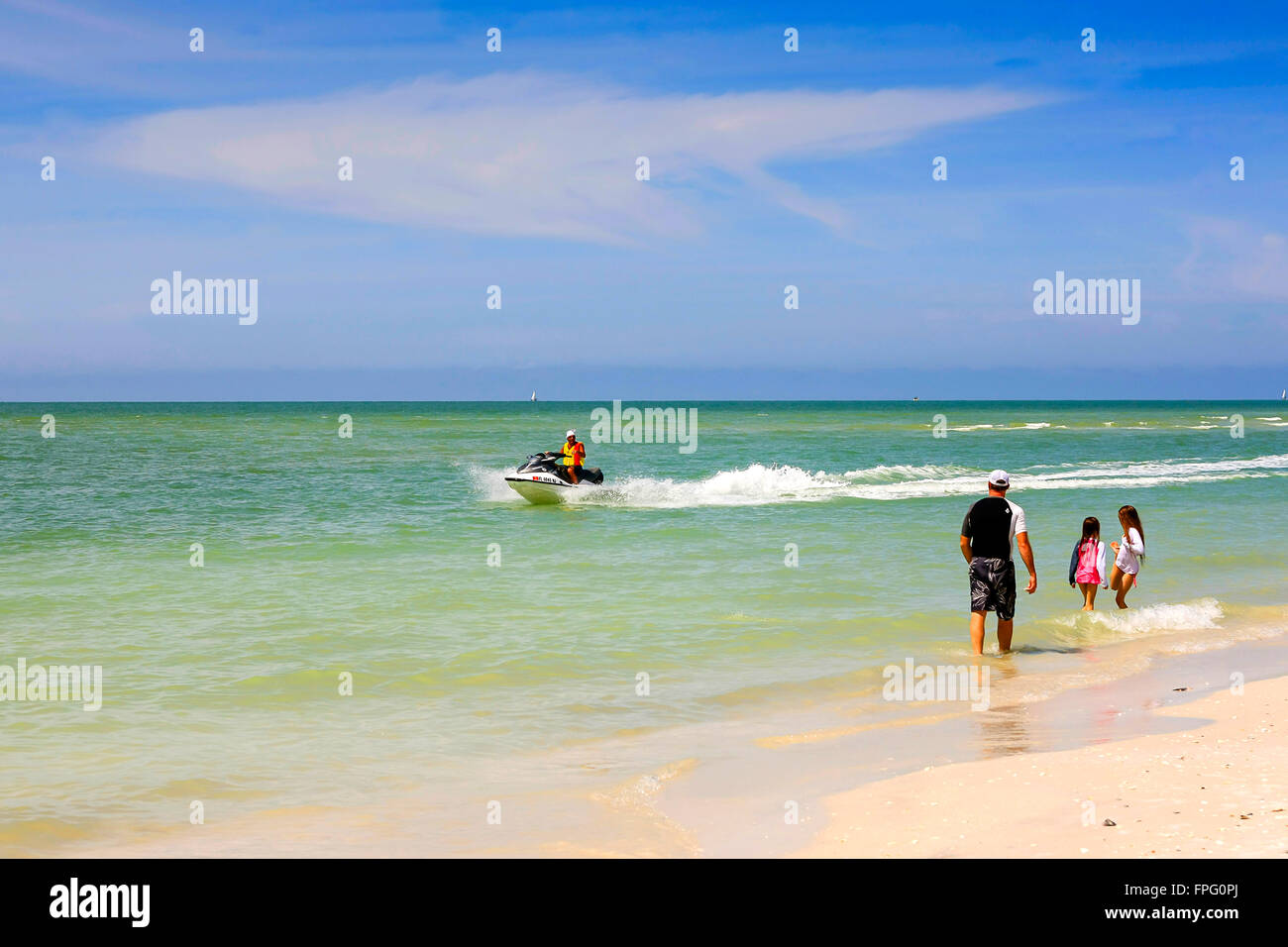 Les gens sur le golfe du Mexique côté de l'Île Keewaydin près de Naples Floride Banque D'Images