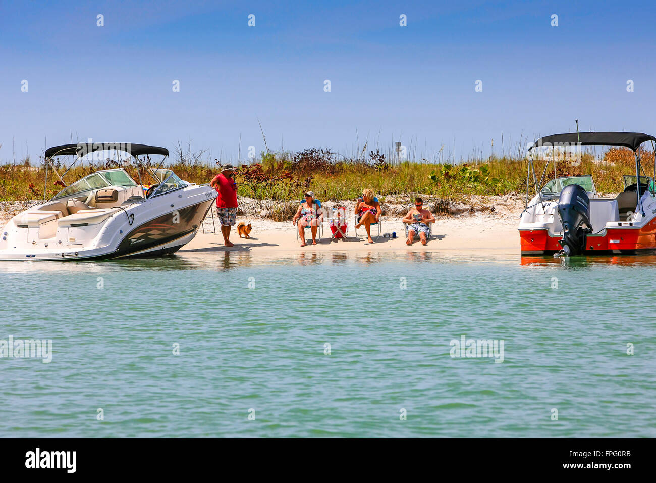 Les gens et leurs bateaux s'amuser au soleil autour de l'Île Keewaydin, près de Naples, en Floride Banque D'Images