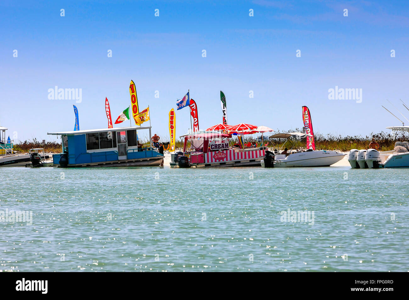 Les vendeurs d'aliments et de boissons sur les bateaux autour de l'Île Keewaydin, près de Naples, en Floride Banque D'Images