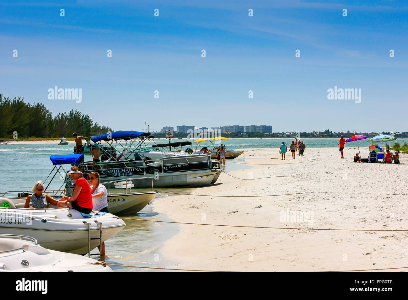 Les gens et leurs bateaux s'amuser au soleil autour de l'ouragan au bout de l'Île Keewaydin, près de Naples, en Floride Banque D'Images